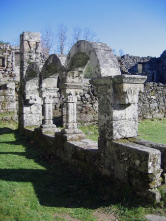 Arcadas do Mosteiro de Pitões das Júnias